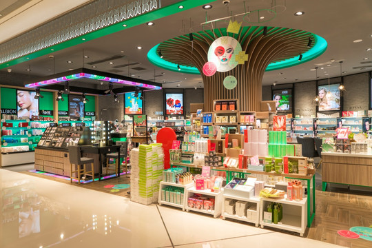 奢侈品店中的化妝品零售 奢華與藝術的融合